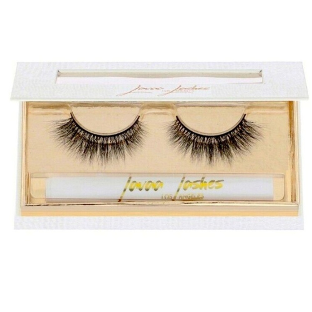 Lavaa Lashes in Charm